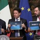 Salvini rifiuta il cartello spot con la scritta reddito di cittadinanza e si fa fotografare solo con Quota 100 Video