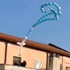 Coronavirus, rosario gigante con 70 palloncini in volo ad Avezzano