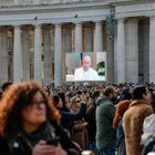 Papa Francesco, i fedeli notano il vistoso cerotto alla mano
