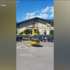 L'elicottero resta senza carburante in volo: il pilota lo spinge fino alla stazione di servizio per fare benzina