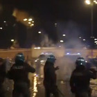 Roma, scontri e cariche in centro: lancio bombe carta, diversi fermati