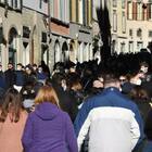 Folla e assembramenti in centro anche a Bergamo. L'ira del sindaco Gori: «Tutto ciò è molto stupido»