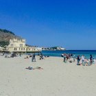 Nord sotto la pioggia: a Palermo è già estate, sole e tutto esaurito in spiaggia