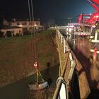 Auto sbanda e finisce nel canale a Verona: morti tre ragazzi di 20 e 21 anni, un ferito