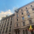 Incendio e paura in centro a Milano: fiamme al quinto piano, una ragazza salvata sul tetto dai pompieri