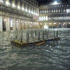 Acqua alta record a Venezia, due morti e danni a San Marco. Marea a quota 150 cm, hotel allagati