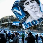 Maradona, Napoli in lutto cittadino: suore di clausura issano bandiera in terrazzo