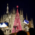 Milano, la spettacolare accensione dell'albero di Natale in Piazza Duomo