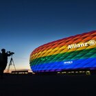 Uefa risponde alle accuse tingendo il logo di arcobaleno: «Simbolo dei nostri valori fondamentali». Orban rinuncia all'incontro