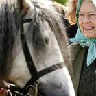 La Regina Elisabetta si riprende dal Covid: fotografata accanto ai suoi cavalli alla Wood Farm