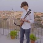 Il giovane chitarrista suona dal Campidoglio, Raggi: «Omaggio di Roma al mondo»