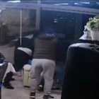 Rapina in villa con sequestro: il video dei banditi (armati) in azione. Arrestati grazie al Dna
