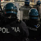 Milano, 300 giovani in strada per video rap: scontri con la polizia