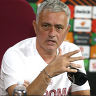 Roma, Mourinho: «Ibanez gioca, Mkhitaryan ci manca: il nostro mercatino è in infermeria. Abraham non segna? Chiedete a lui il perché...»