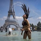Un tuffo sotto la Torre Eiffel: a Parigi si combatte così il caldo