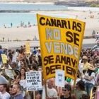 Canarie, rivolta contro i turisti