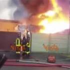 Incendio in una cartiera a Cologno Monzese, forse amianto sul tetto, evacuate 12 famiglie