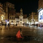 Coprifuoco Roma, ordinanza Raggi: quattro piazze della movida transennate nei weekend. Multe fino a 1.000 euro