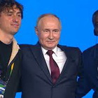 Jorit parla con Putin poi la foto insieme, le domande dell'artista italiano al presidente russo