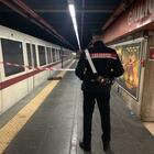 Roma, è morto l'uomo travolto da un treno nella metro A. Stop ai treni tra Anagnina e San Giovanni