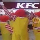 Gli ultras del Mc Donald's vanno dal KFC a cantare cori contro i rivali