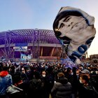 Diego Maradona, a Napoli cori e fumogeni: il tributo dei tifosi al campione