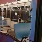 Bus preso a sassate a Taranto, terrore a bordo: esplodono tutti i vetri dei finestrini