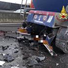 Padova, incidente in autostrada: due camion schiacciano un'auto. Morta una 49enne vicentina