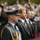 Il principe Harry a sorpresa sulla tomba della Regina Elisabetta: in coda in mezzo alla gente comune