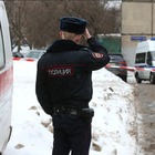 Sparatoria a Mosca, uomo barricato in un edificio: uccisa una guardia giurata, 2 feriti
