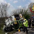 Treviso, si schianta contro il camion dell'immondizia: donna morta schiacciata nell'auto FOTO