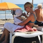 Chiara Ferragni, la foto in spiaggia a Ibiza. I fan: «Manca solo la borsa frigo»