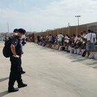 Migranti, Musumeci firma l'ordinanza: «Via i profughi dalla Sicilia entro domani». Il Viminale frena