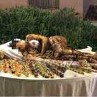 Modella ricoperta di cioccolato "servita" al buffet: bufera social sul noto hotel in Sardegna
