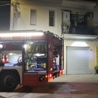 Casa in fiamme, gli inquilini cercano scampo sul balcone: salvati dai Vigili del fuoco