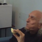 Pannella sospende lo sciopero della fame e mangia una mela alla faccia di Renzi: un grande bischero