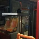 Babygang, sassaiola contro autobus a Napoli: vetri sfondati, panico tra i pendolari