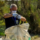Fiumicino, 70 dipendenti di Aeroporti di Roma puliscono la spiaggia