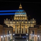 • Greenpeace, blitz a San Pietro: scritte ambientaliste sulla cupola