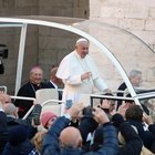 Papa a Bari, poche mascherine fra i fedeli: «Non abbiamo paura»