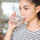 Dieta, bere acqua durante i pasti fa bene o male?