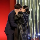 Grande Fratello, Mirko Brunetti svela il motivo del "quasi bacio" con Perla Vatiero: «Abbiamo limonato sotto le coperte»