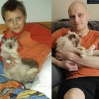 Ricrea la foto d'infanzia con il suo gatto di 20 anni prima di sottoporlo all'eutanasia: «Ti amerò per sempre, Gandalf»