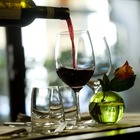 Un bicchiere di vino rosso o una birra a cena aumentano il rischio d'infarto