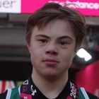 Lloyd è il primo ragazzo con la sindrome di Down a finire la maratona di Londra. La mamma: «Mi ha dimostrato che si può fare tutto»