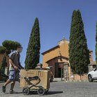 Roma, furti, rapine e vandalismo nella chiesa di frontiera: «Sotto assedio dei rom»