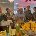 Michael Jordan in vacanza a Capri, canta "Volare" insieme a Magic Johnson: il video è virale