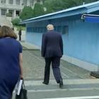 Coree, stretta di mano tra Kim e Trump