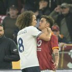 Roma-Lazio tra risse e scintille, perché Dybala ha mostrato i parastinchi a Guendouzi: cosa è successo