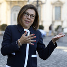 Insulti sessisti alla ministra De Micheli da Casapound per un vestito rosso
